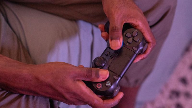 Peut-on jouer en ligne avec une PS4 jailbreakée