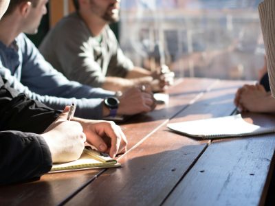 Réunion de travail entre collègues